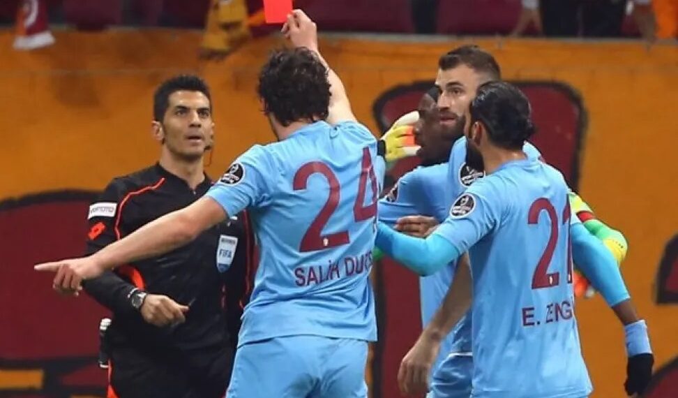 Bunlar bu ligde yaşandı: Hakem gol attı, hakeme kırmızı kart gösterildi