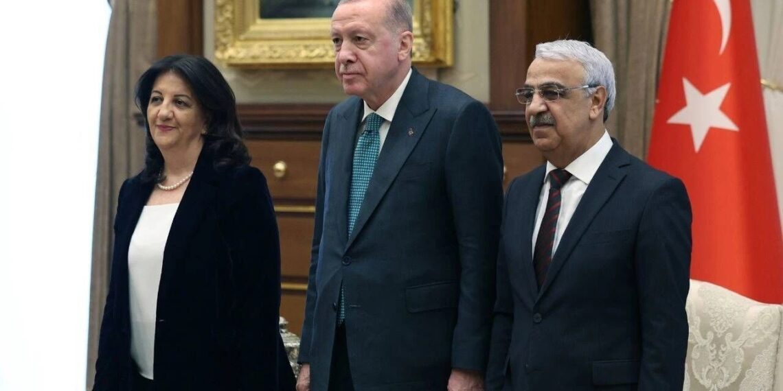 Anasayfa 68 Çerçeve yasa sonrası kritik görüşme: Erdoğan, İmralı Heyeti’ni kabul etti