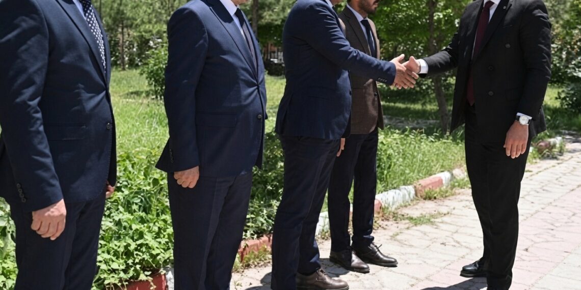 Anasayfa 66 İsmail Özer yazdı I Kendini karşılamayan yardımcılarına kızdı, yeniden karşılama merasimi yaptırdı