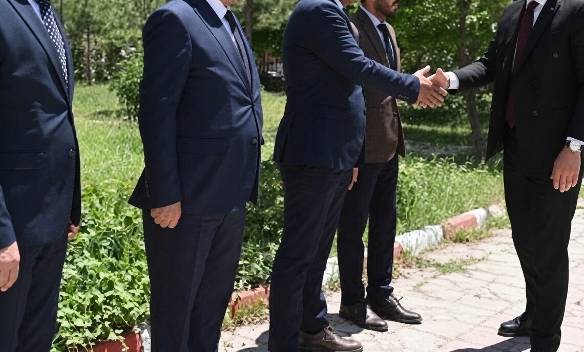 İsmail Özer yazdı I Kendini karşılamayan yardımcılarına kızdı, yeniden karşılama merasimi yaptırdı
