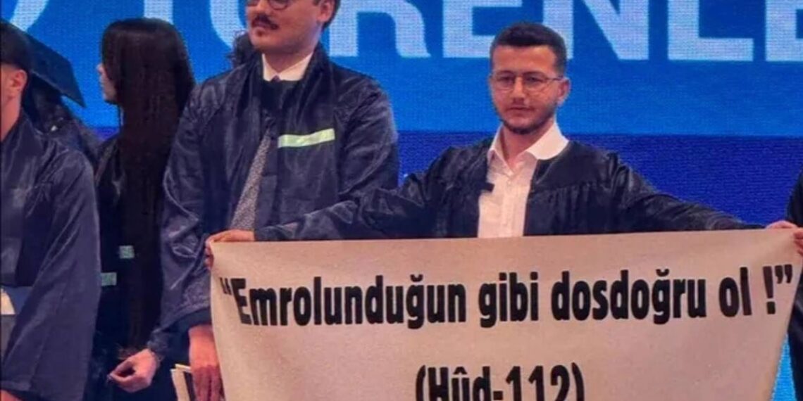 Ayetli pankartla gündem olmuştu: “Cumhurbaşkanına hakaret”ten tutuklandı