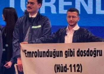 Ayetli pankartla gündem olmuştu: “Cumhurbaşkanına hakaret”ten tutuklandı 2 Ayetli pankartla gündem olmuştu: “Cumhurbaşkanına hakaret”ten tutuklandı
