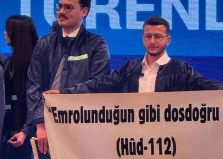 Ayetli pankartla gündem olmuştu: “Cumhurbaşkanına hakaret”ten tutuklandı 1 Ayetli pankartla gündem olmuştu: “Cumhurbaşkanına hakaret”ten tutuklandı