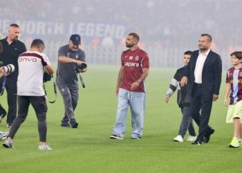 Salah 30 bin taraftar önünde imzayı attı 4 Salah 30 bin taraftar önünde imzayı attı