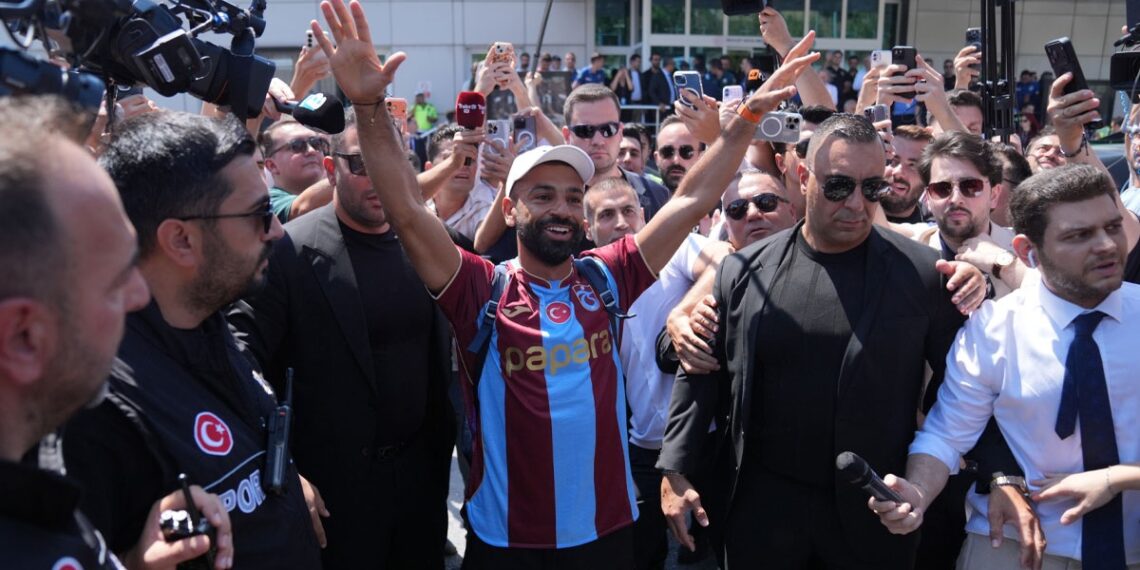 Anasayfa 67 Trabzon’da Salah heyecanı: Taraftarlar havalimanına akın etti