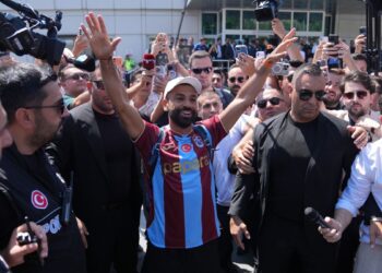 Trabzon'da Salah heyecanı: Taraftarlar havalimanına akın etti 3 Trabzon’da Salah heyecanı: Taraftarlar havalimanına akın etti