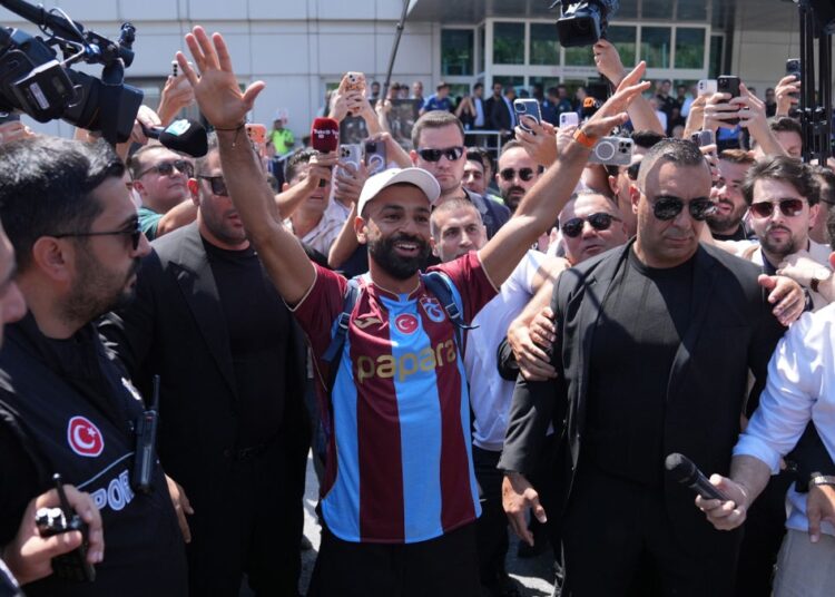 Trabzon’da Salah heyecanı: Taraftarlar havalimanına akın etti
