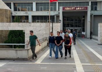 Okul saldırısı davasında tahliye edilen anne yeniden tutuklandı 37 Okul saldırısı davasında tahliye edilen anne yeniden tutuklandı