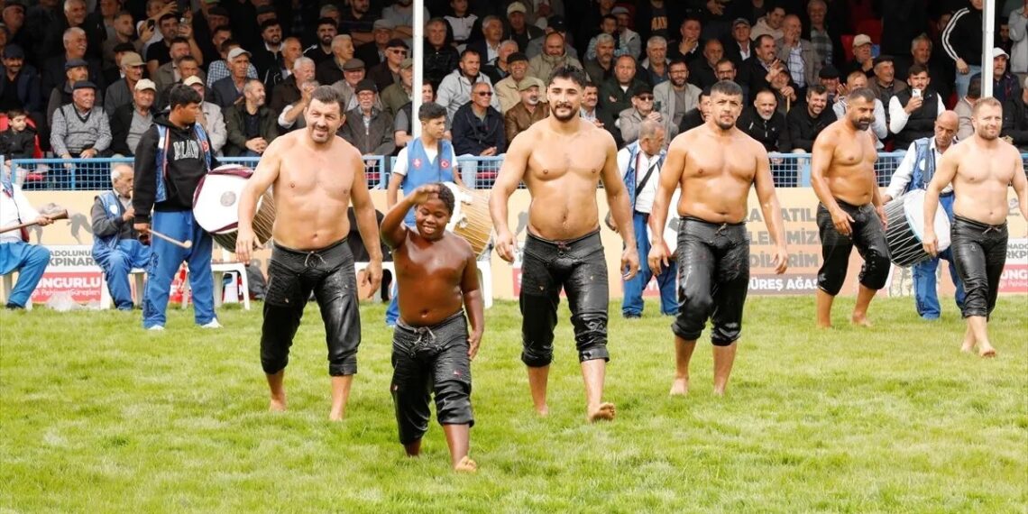 Anasayfa 65 Tanzanya’dan er meydanlarına uzanan “Arap Osman”ın hedefi başpehlivanlık