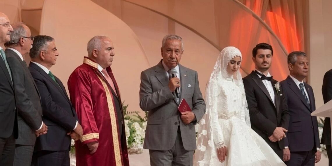 Anasayfa 65 Cumhurbaşkanı Başdanışmanı Oktay Saral’dan Bülent Arınç’a sert tepki