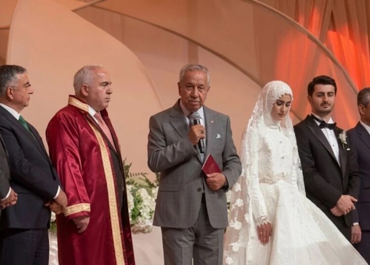 Cumhurbaşkanı Başdanışmanı Oktay Saral’dan Bülent Arınç’a sert tepki 1 Cumhurbaşkanı Başdanışmanı Oktay Saral’dan Bülent Arınç’a sert tepki