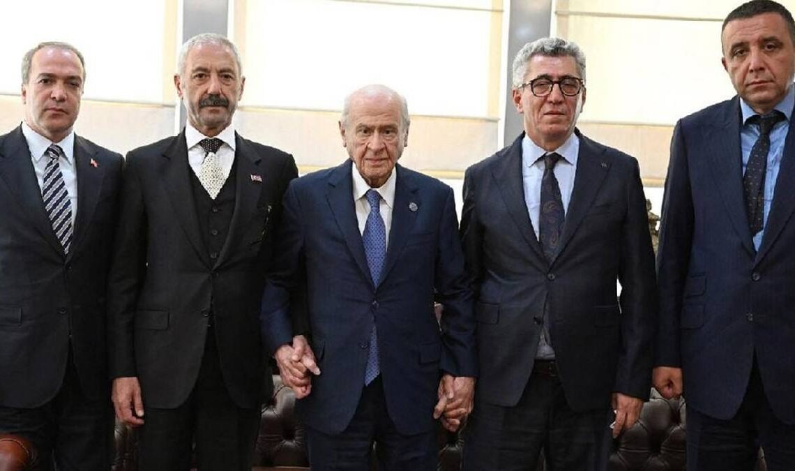 Bahçeli bir araya getirdi: Sarallar ve Şahinler MHP Genel Merkezi’nde barıştı
