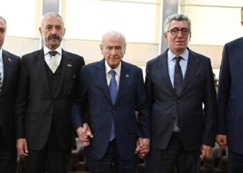 Bahçeli bir araya getirdi: Sarallar ve Şahinler MHP Genel Merkezi’nde barıştı 2 Bahçeli bir araya getirdi: Sarallar ve Şahinler MHP Genel Merkezi’nde barıştı
