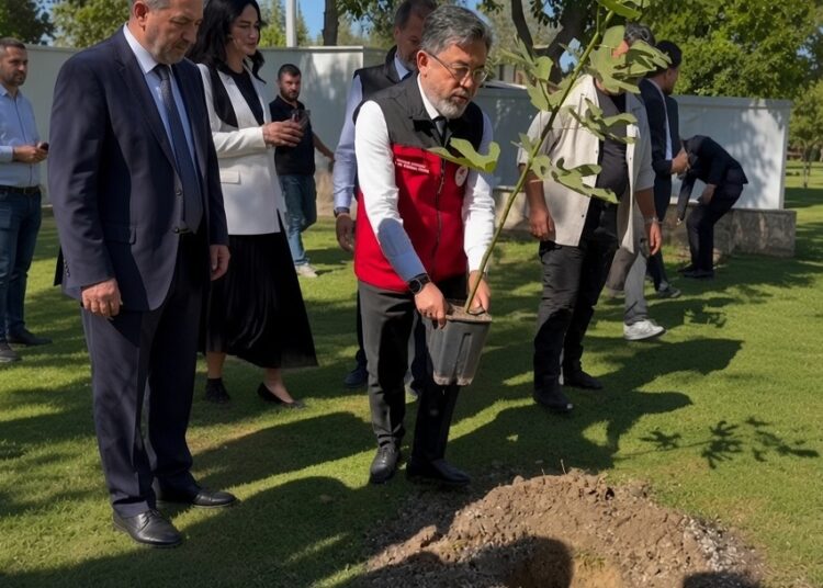 Tarım Bakanı Yumaklı'nın fidanı saksıyla dikmeye çalışması gündem oldu 1 Tarım Bakanı Yumaklı’nın fidanı saksıyla dikmeye çalışması gündem oldu