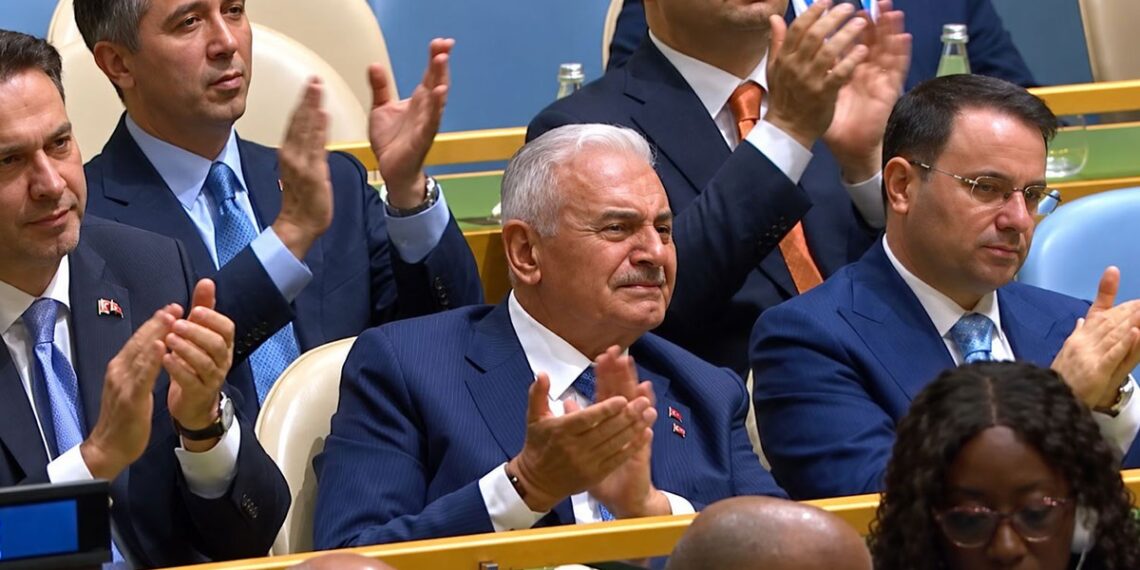 Anasayfa 66 Erdoğan Sezai Karakoç’un dizelerini okudu: Binali Yıldırım gözyaşlarını tutamadı