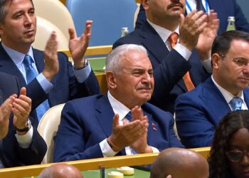 Erdoğan Sezai Karakoç’un dizelerini okudu: Binali Yıldırım gözyaşlarını tutamadı 2 Erdoğan Sezai Karakoç’un dizelerini okudu: Binali Yıldırım gözyaşlarını tutamadı