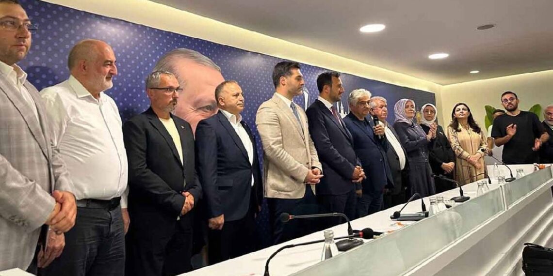 Anasayfa 67 Üsküdar’da dört CHP’li meclis üyesi AK Parti’ye katıldı