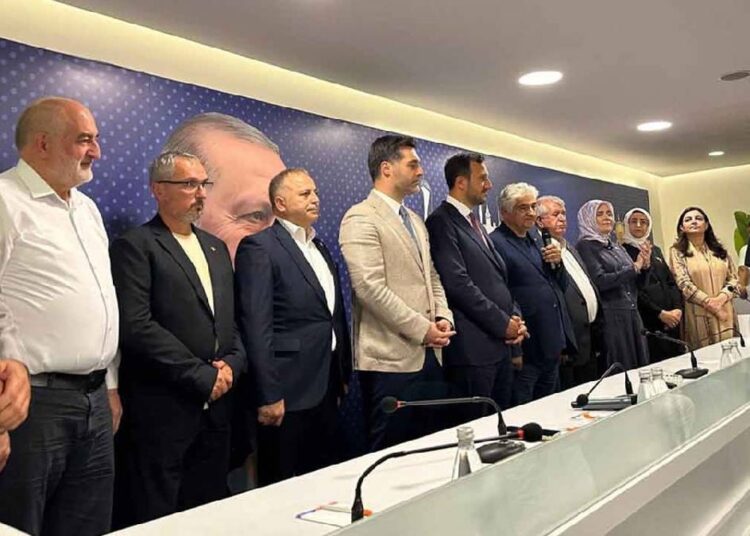 Üsküdar’da dört CHP’li meclis üyesi AK Parti’ye katıldı 1 Üsküdar’da dört CHP’li meclis üyesi AK Parti’ye katıldı