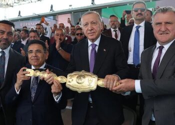Erdoğan, Yağlı Güreş Cumhurbaşkanlığı Kupası finalini izledi 3 Erdoğan, Yağlı Güreş Cumhurbaşkanlığı Kupası finalini izledi