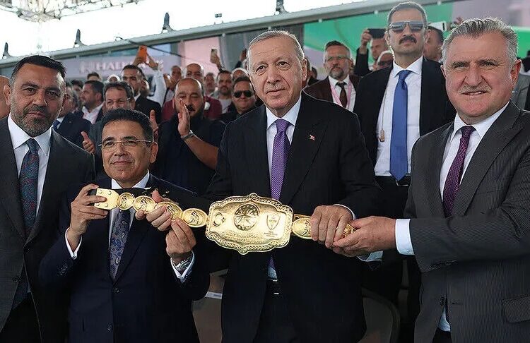 Erdoğan, Yağlı Güreş Cumhurbaşkanlığı Kupası finalini izledi 1 Erdoğan, Yağlı Güreş Cumhurbaşkanlığı Kupası finalini izledi