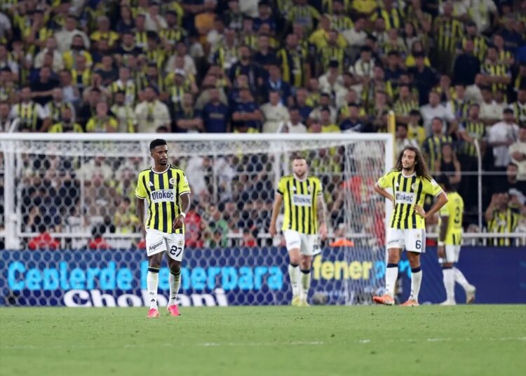 Sezonun ilk derbisi Beşiktaş'ın Fenerbahçe'ye 2-1 üstünlüğü ile sona erdi 1 Sezonun ilk derbisi Beşiktaş’ın Fenerbahçe’ye 2-1 üstünlüğü ile sona erdi