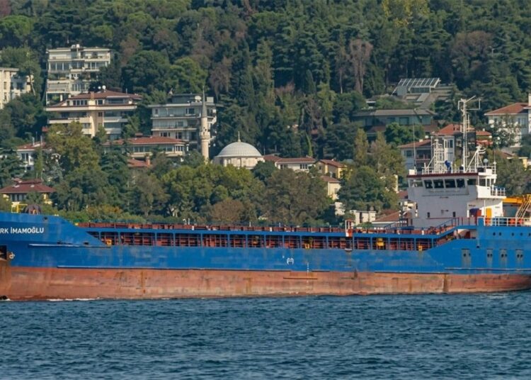 İstanbul’da iki ticari gemi çarpıştı: 10 mürettebatla irtibat kesildi