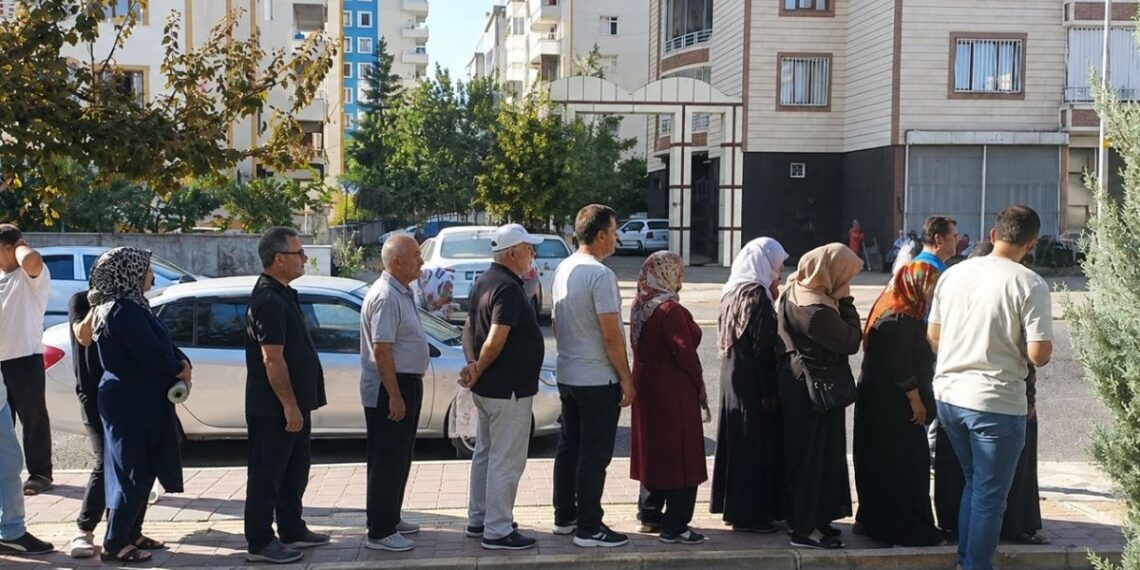 Anasayfa 65 1 kilo kıyma için sabah 05’te kuyruğa giriyorlar