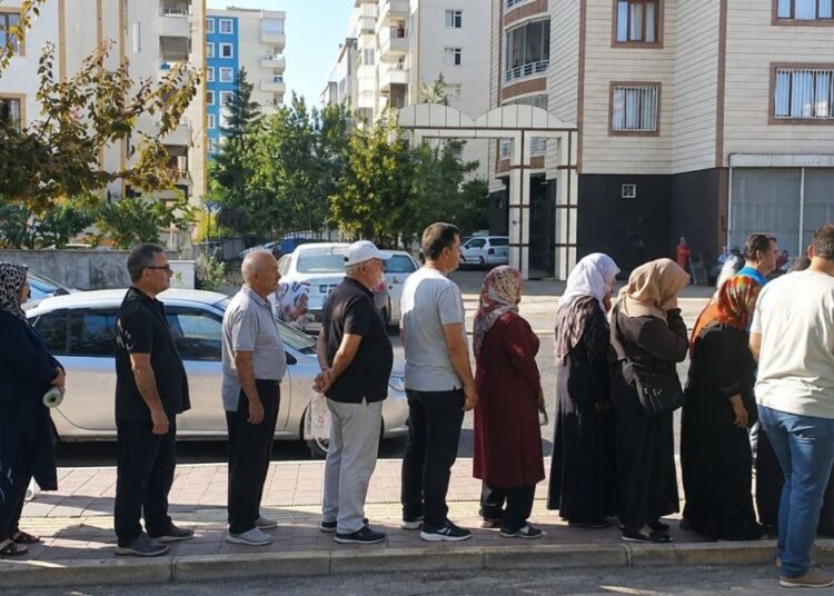 1 kilo kıyma için sabah 05’te kuyruğa giriyorlar