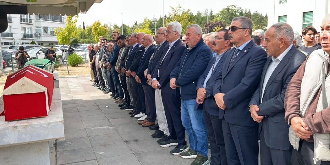 Anasayfa 73 AYM önündeki eylemde intihar eden emekli polis toprağa verildi
