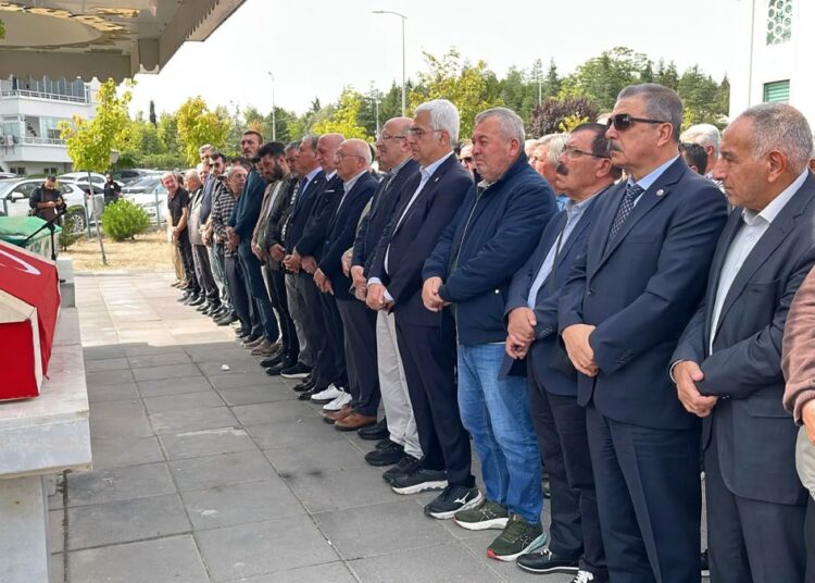 AYM önündeki eylemde intihar eden emekli polis toprağa verildi 1 AYM önündeki eylemde intihar eden emekli polis toprağa verildi
