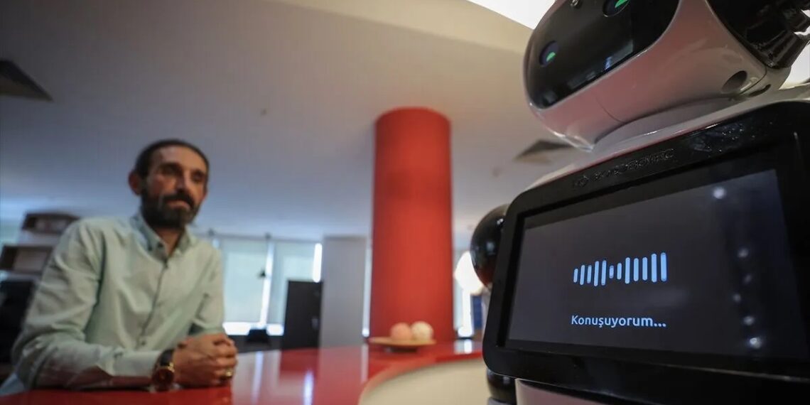 Anasayfa 70 Yerli üretim robot teknoparkta danışma görevlisi oldu