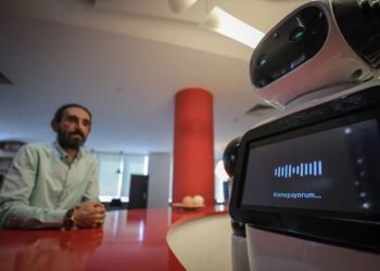 Yerli üretim robot teknoparkta danışma görevlisi oldu