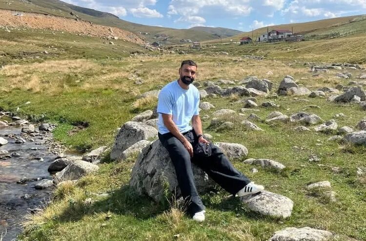 Salah’ın oturduğu kaya şöhret oldu, Trabzonluların akınına uğruyor 1 Salah’ın oturduğu kaya şöhret oldu, Trabzonluların akınına uğruyor