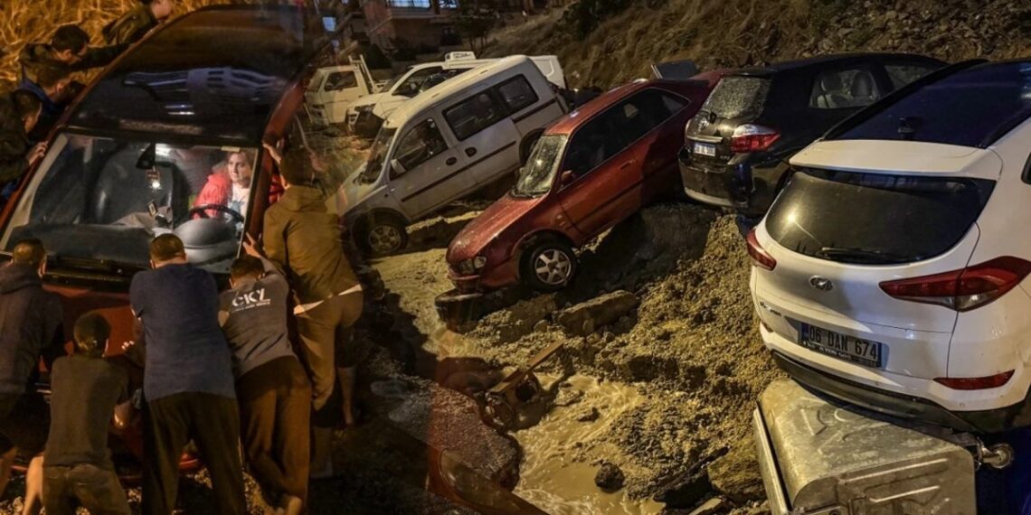 Anasayfa 66 Ankara’da sel: Yol çöktü, çok sayıda araç hasar gördü