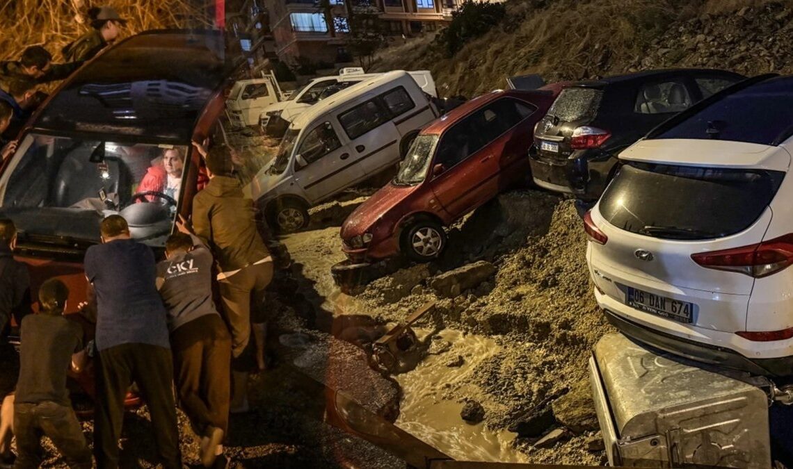 Ankara'da sel: Yol çöktü, çok sayıda araç hasar gördü 1 Ankara’da sel: Yol çöktü, çok sayıda araç hasar gördü