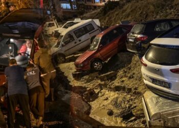 Ankara'da sel: Yol çöktü, çok sayıda araç hasar gördü 2 Ankara’da sel: Yol çöktü, çok sayıda araç hasar gördü