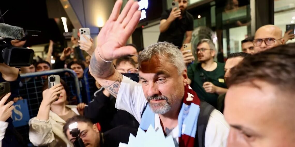 Taraftarlar Trabzonspor’un yeni hocası Thomas Reis’i coşkuyla karşıladı