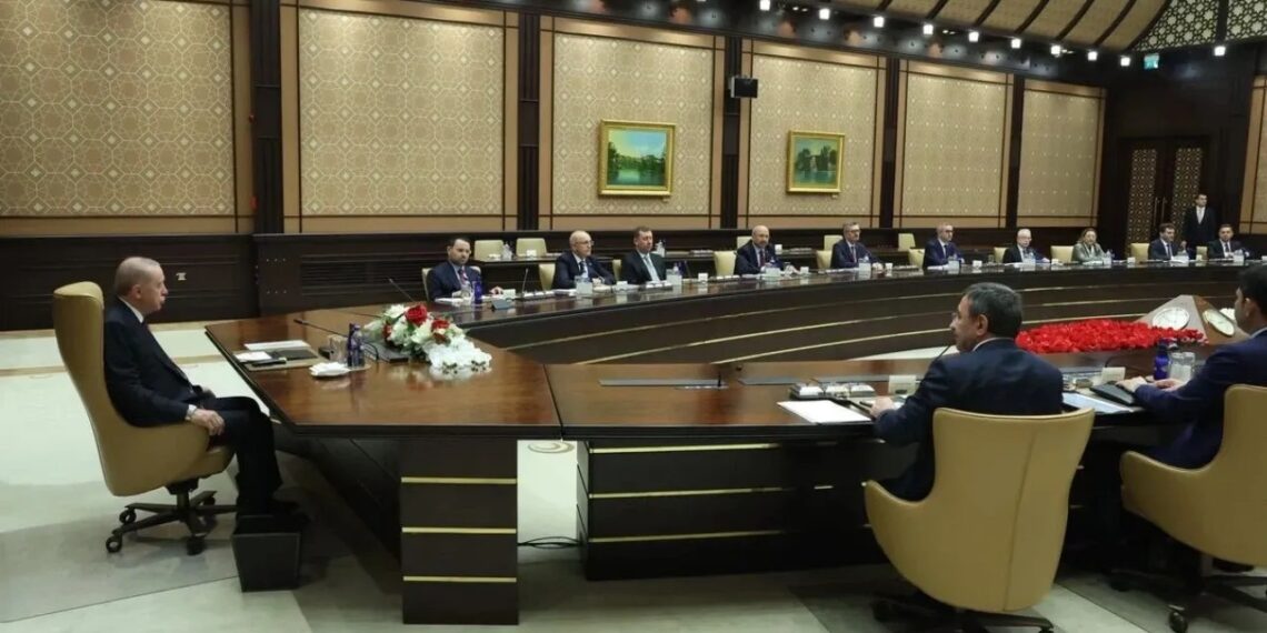 Anasayfa 67 AK Parti’de fon krizi toplantısı: 26 kişilik VİP liste ve 5 bin kişilik dosya iddiası