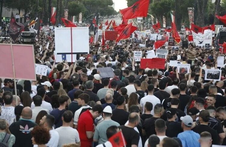 Suna Yaman yazdı I Arnavutluk’ta eğitim krizi hükümet karşıtı protestolara dönüştü 1 Suna Yaman yazdı I Arnavutluk’ta eğitim krizi hükümet karşıtı protestolara dönüştü