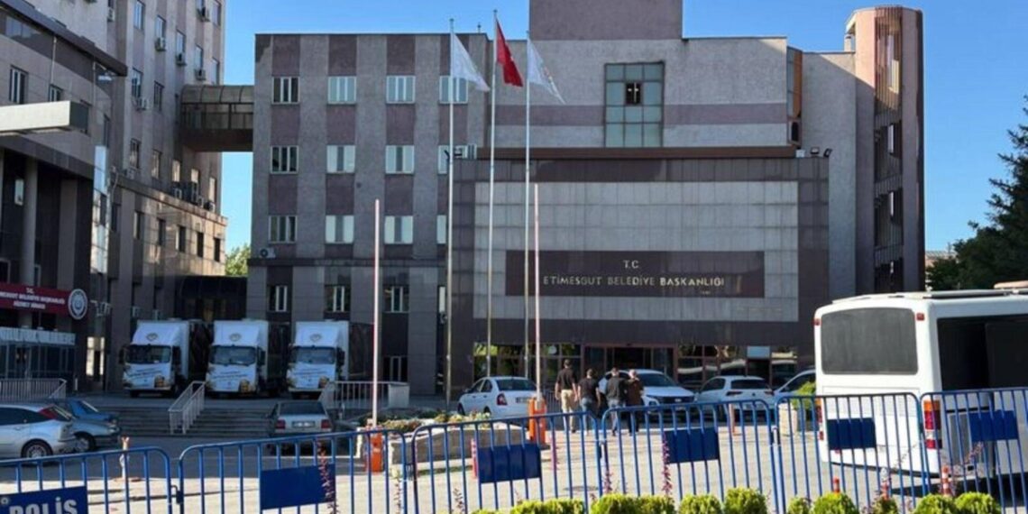 Anasayfa 69 Etimesgut Belediyesi’ne yeni operasyon! İki başkan yardımcısı dahil 25 gözaltı