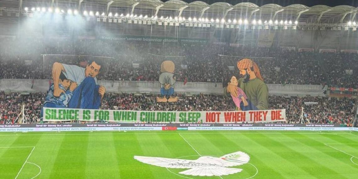 Anasayfa 72 Konyaspor-Filistin maçında anlamlı koreografi: Çocuklar uyurken sessiz olunur, ölürken değil