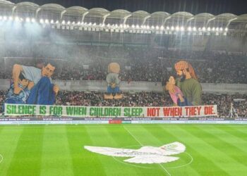 Konyaspor-Filistin maçında anlamlı koreografi: Çocuklar uyurken sessiz olunur, ölürken değil 4 Konyaspor-Filistin maçında anlamlı koreografi: Çocuklar uyurken sessiz olunur, ölürken değil