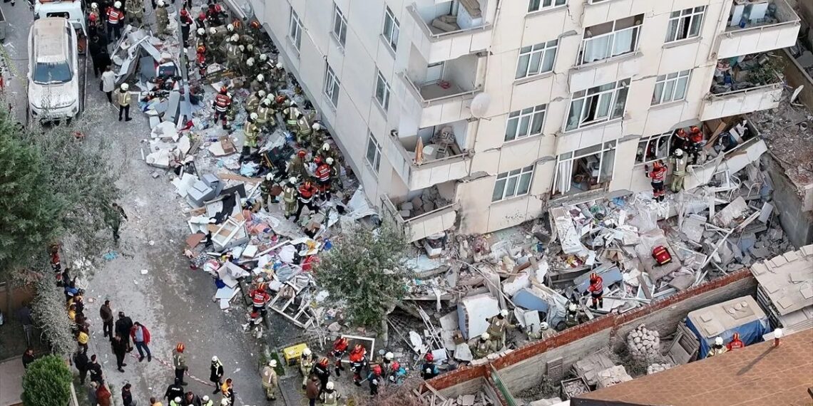 Anasayfa 67 İstanbul’da 7 katlı binanın ilk 3 katı çöktü: Enkaz altında kalanlar var