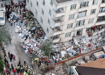 İstanbul’da 7 katlı binanın ilk 3 katı çöktü: Enkaz altında kalanlar var
