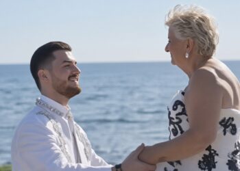 Mardinli 21 yaşındaki genç, 80 yaşındaki İtalyan sevgilisine gelinlik giydirdi 2 Mardinli 21 yaşındaki genç, 80 yaşındaki İtalyan sevgilisine gelinlik giydirdi