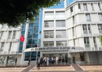 Mersin Büyükşehir Belediye Başkanı Seçer yolsuzluk iddiasıyla gözaltına alındı 4 Mersin Büyükşehir Belediye Başkanı Seçer yolsuzluk iddiasıyla gözaltına alındı