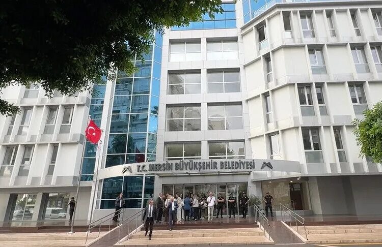 Mersin Büyükşehir Belediye Başkanı Seçer yolsuzluk iddiasıyla gözaltına alındı