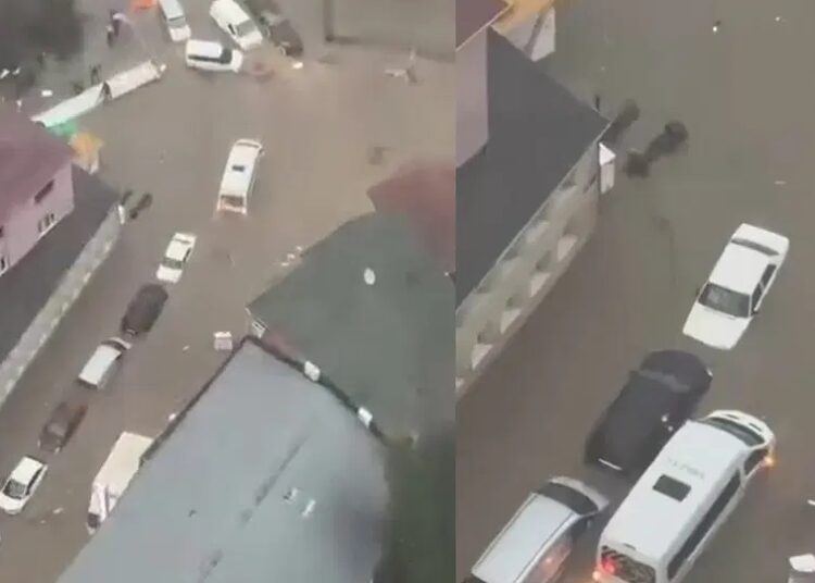 İstanbul'da sağanak alarmı: Yollar göle döndü, evleri su bastı 1 İstanbul’da sağanak alarmı: Yollar göle döndü, evleri su bastı