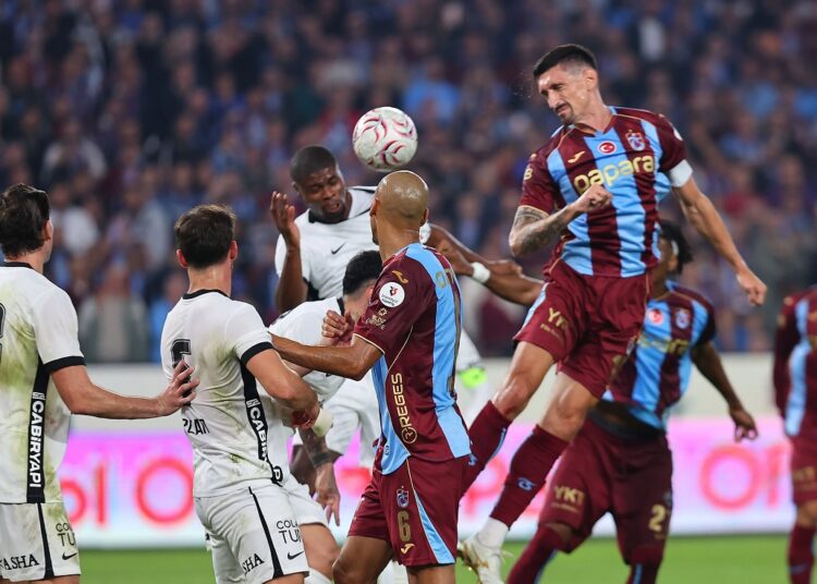 Trabzonspor, sahasında Beşiktaş'ı 2-0 mağlup etti 1 Trabzonspor, sahasında Beşiktaş’ı 2-0 mağlup etti